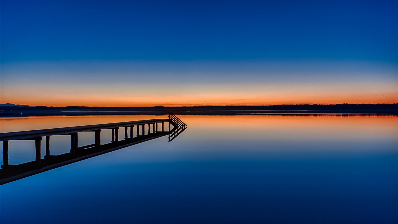 湖と遊歩道の夕暮れの景色のHD壁紙 #12 - 1366x768