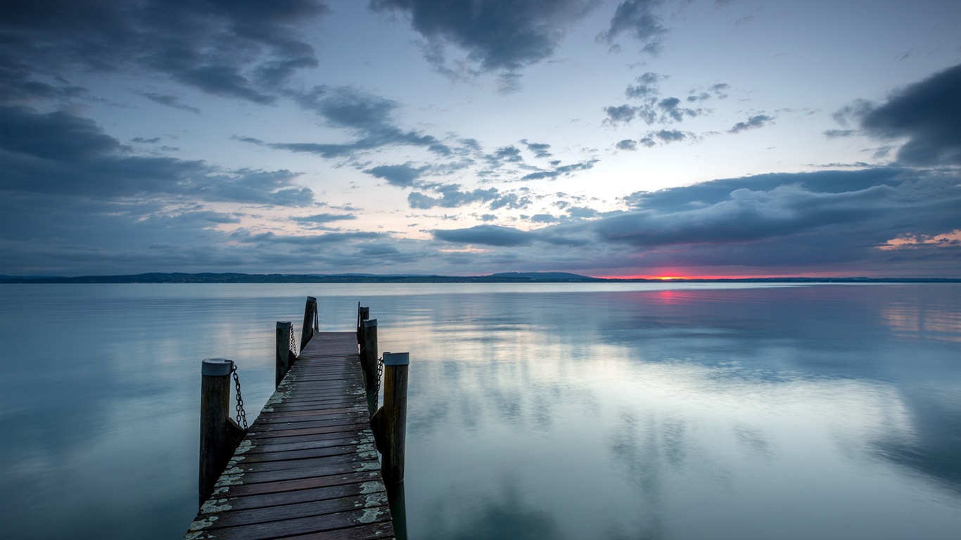 湖と遊歩道の夕暮れの景色のHD壁紙 #13 - 1366x768