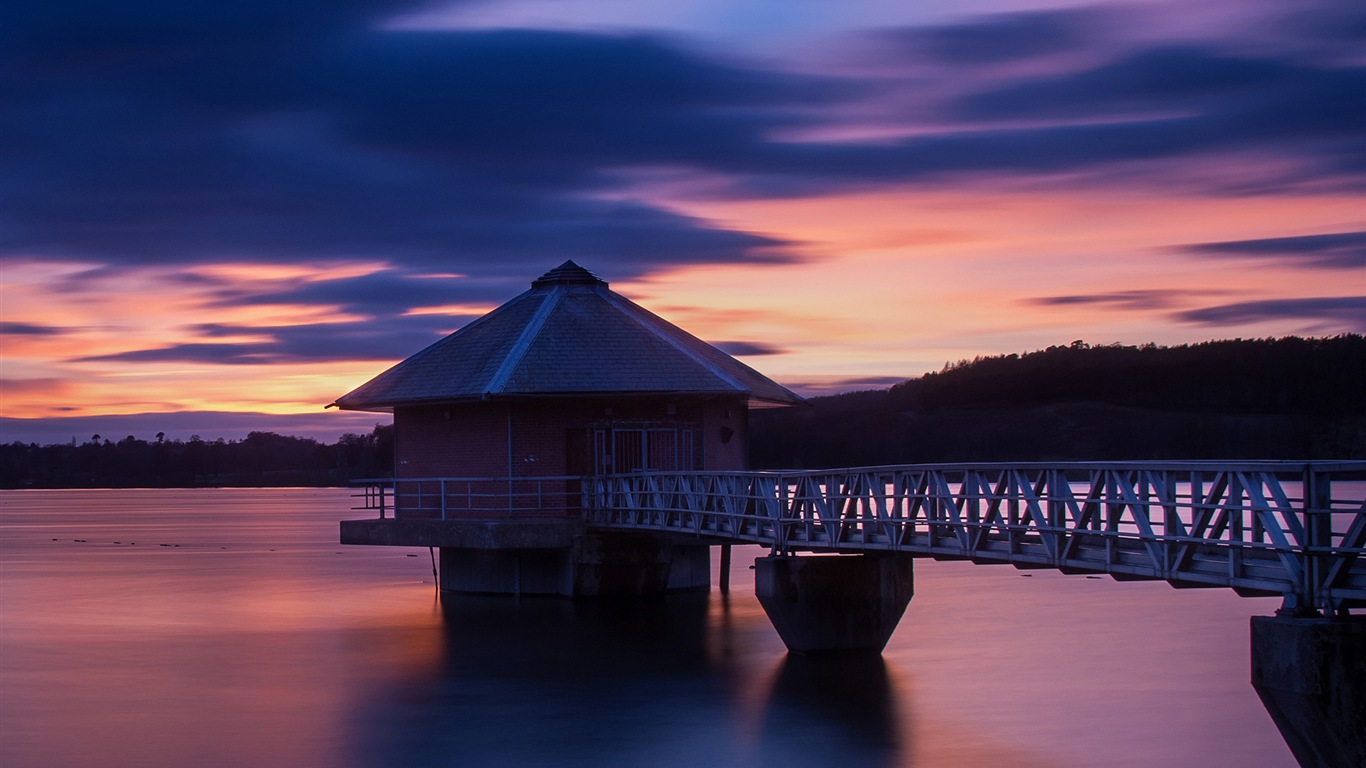 湖と遊歩道の夕暮れの景色のHD壁紙 #18 - 1366x768