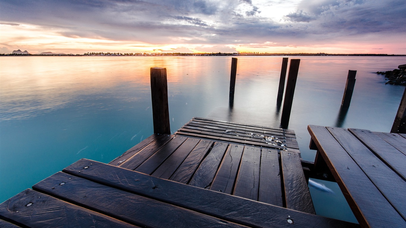 湖と遊歩道の夕暮れの景色のHD壁紙 #19 - 1366x768