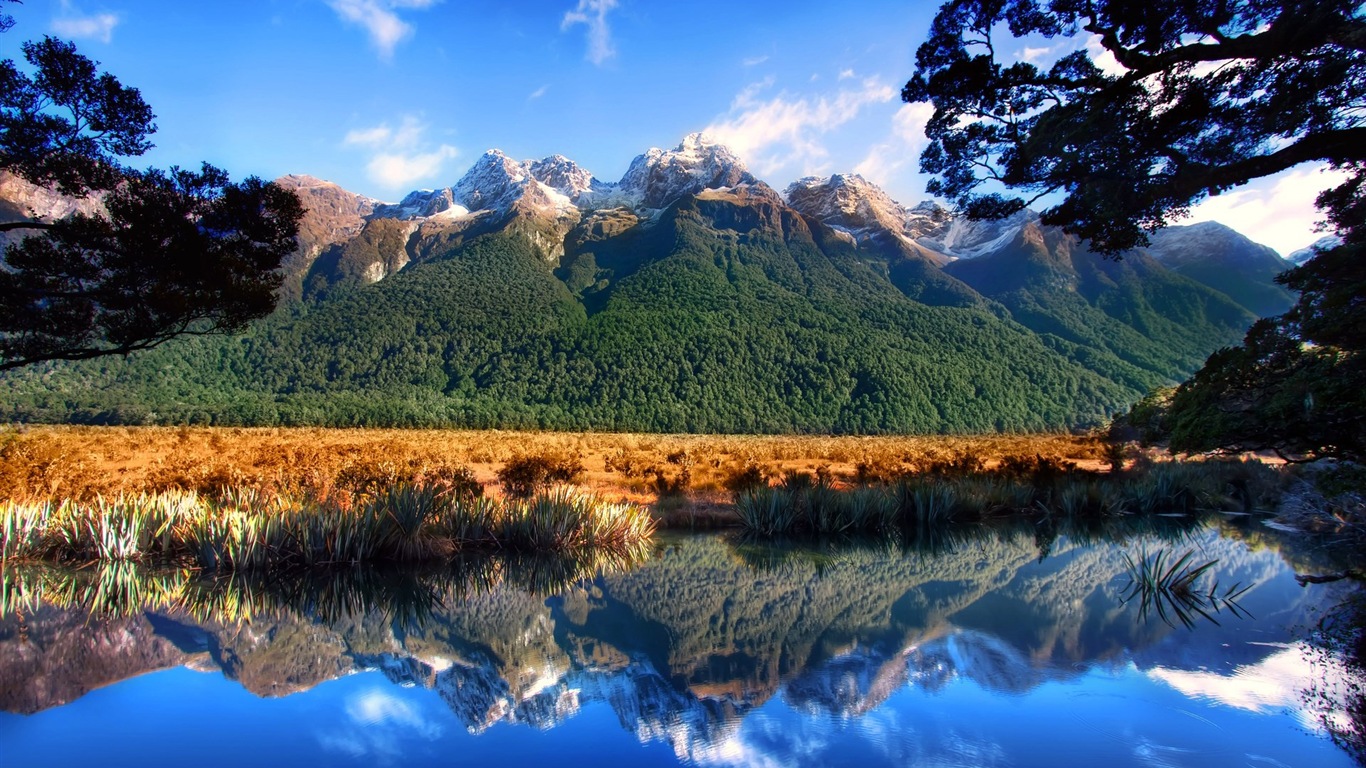 Nubes Montañas de agua naturales de belleza fondos de pantalla paisaje HD #17 - 1366x768