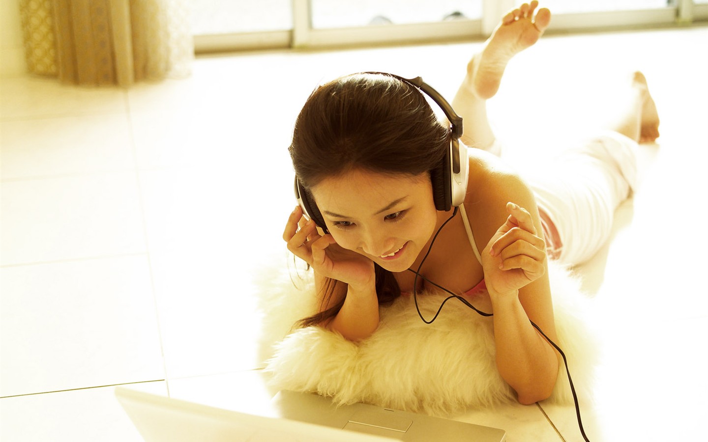 Modern woman's life wallpaper (1) #16 - 1440x900