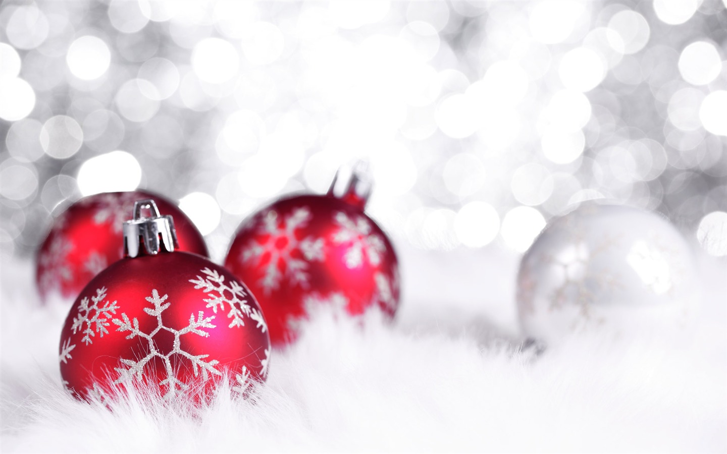 Christmas balls wallpaper (2) #2 - 1440x900