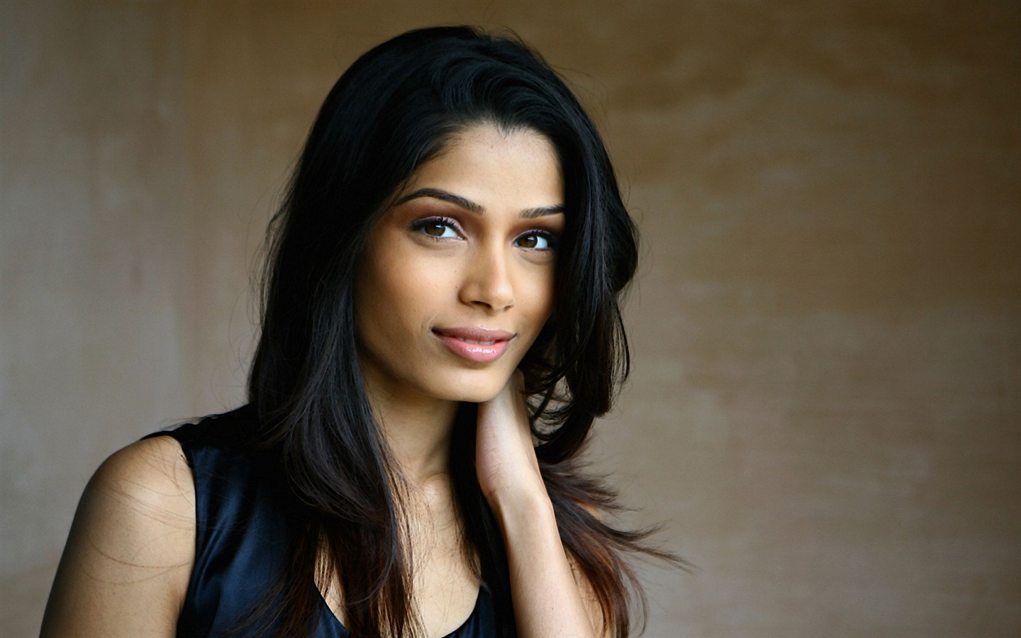 Freida Pinto beautiful wallpaper #6 - 1440x900