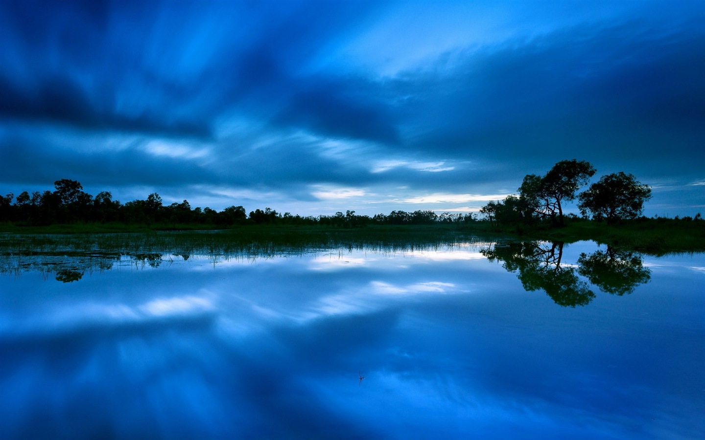 Réflexion dans le fond d'un paysage naturel de l'eau #9 - 1440x900