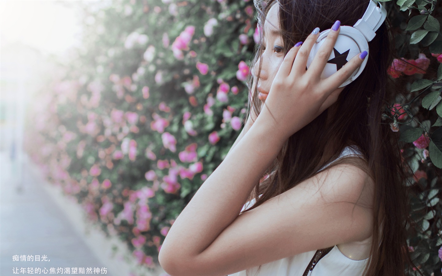 Hermosa chica con fondos de pantalla de alta definición de flores rosas #2 - 1440x900