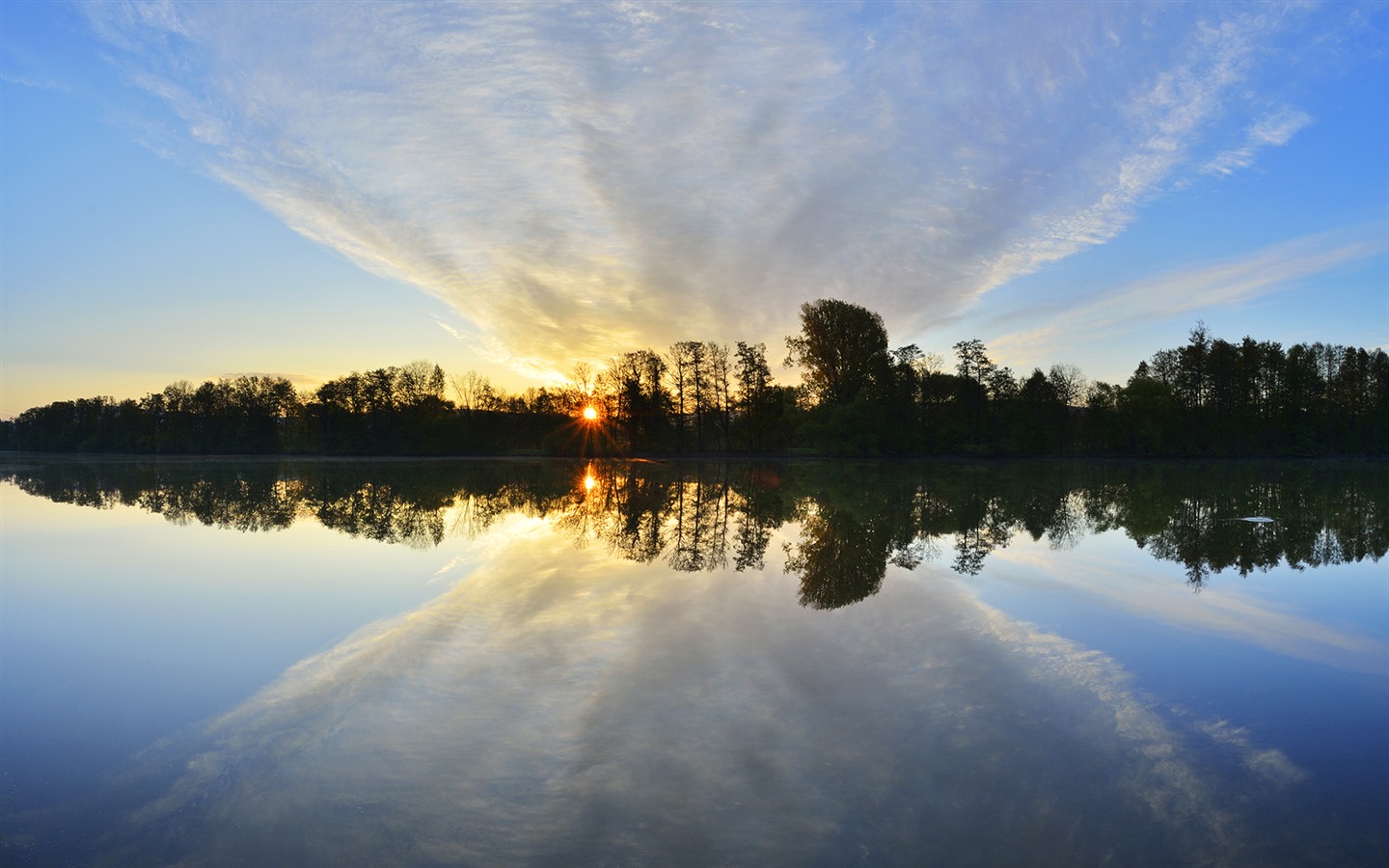Lago tranquilo con la reflexión del agua, fondos de pantalla de Windows 8 HD #7 - 1440x900