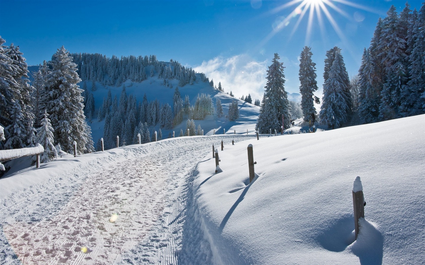 Zima, sníh, hory, jezera, stromy, silnice HD tapety na plochu #6 - 1440x900