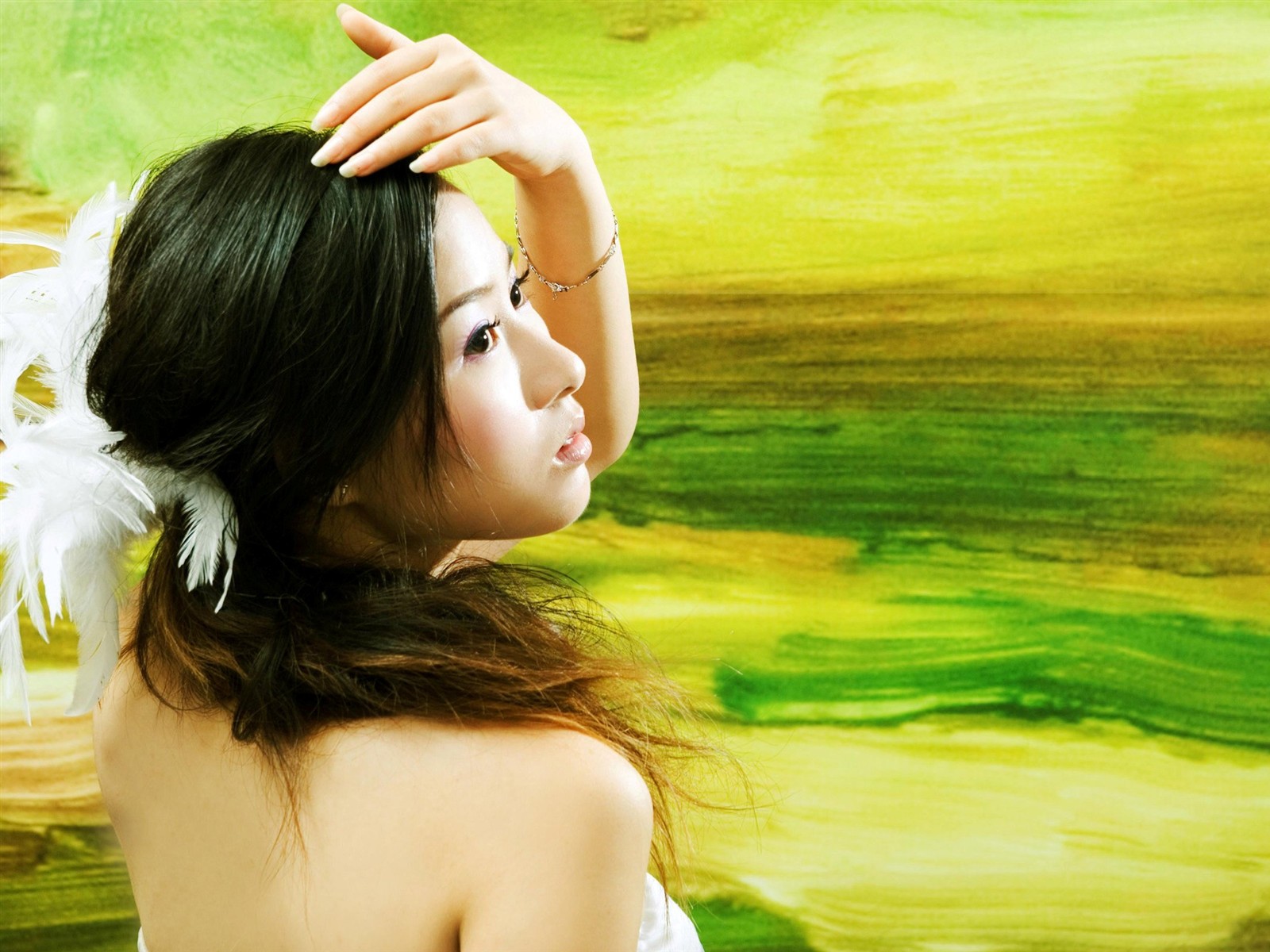 油畫背景前的白衣美女 #3 - 1600x1200