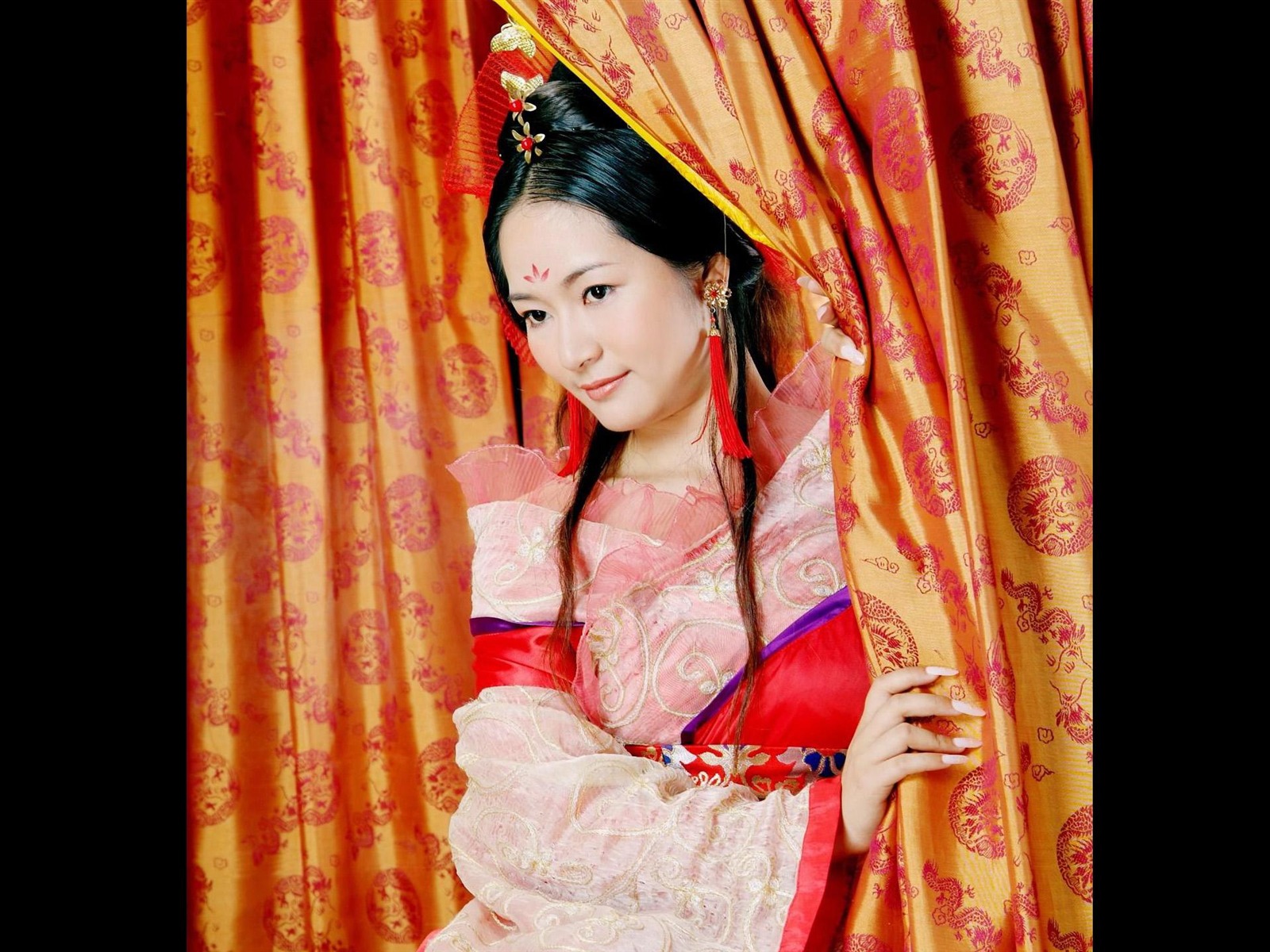 Costume beautiful wallpaper #5 - 1600x1200