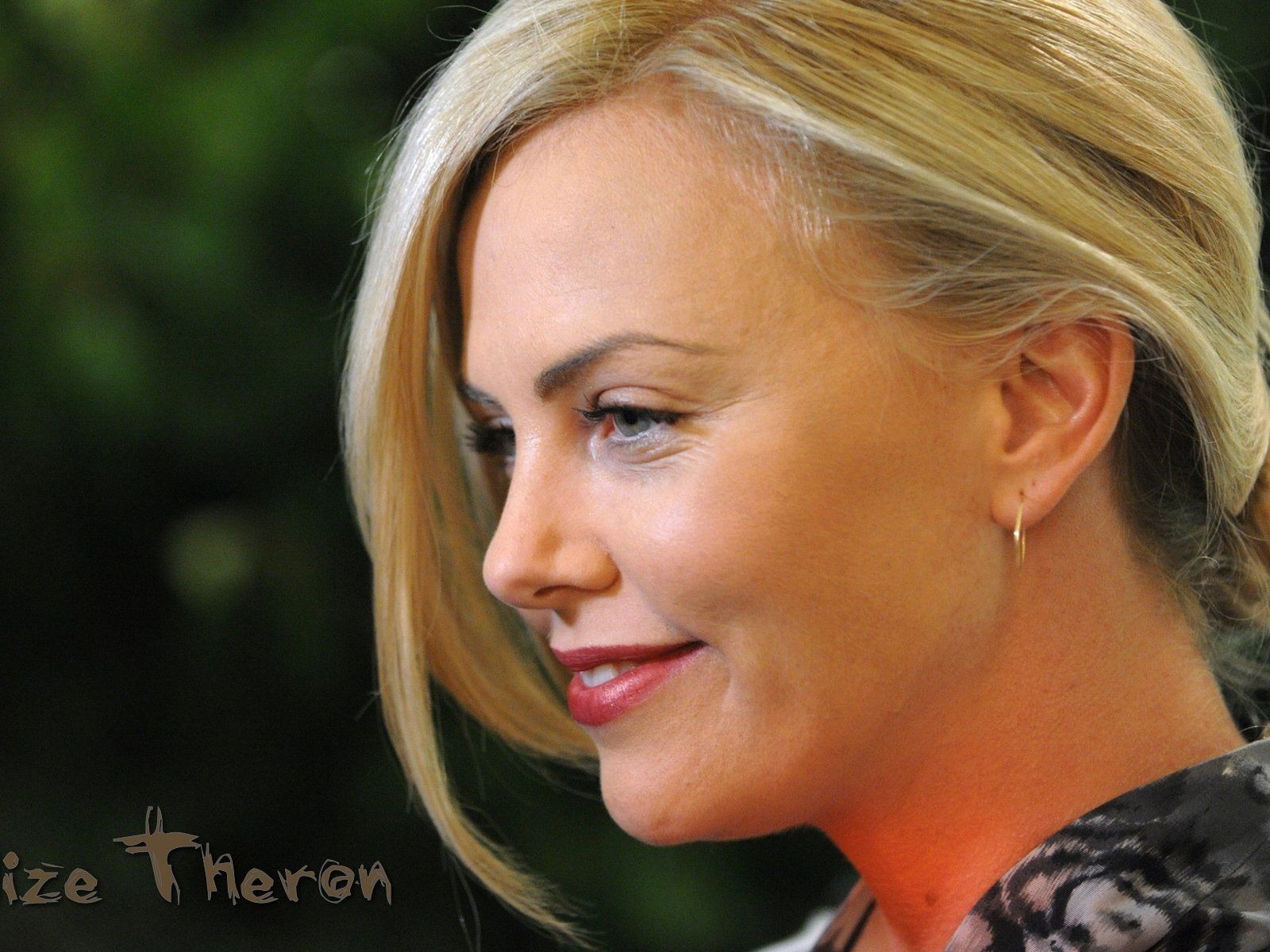 Charlize Theron schöne Tapete #34 - 1600x1200