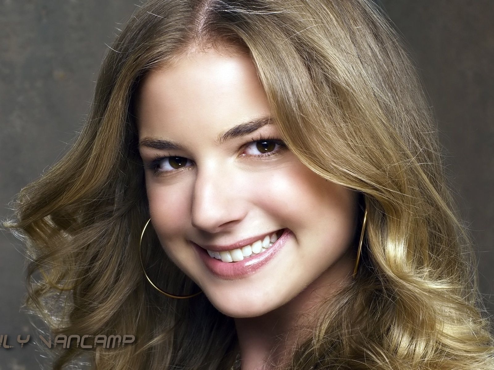 Emily VanCamp 艾米麗·萬凱普美女壁紙 #6 - 1600x1200