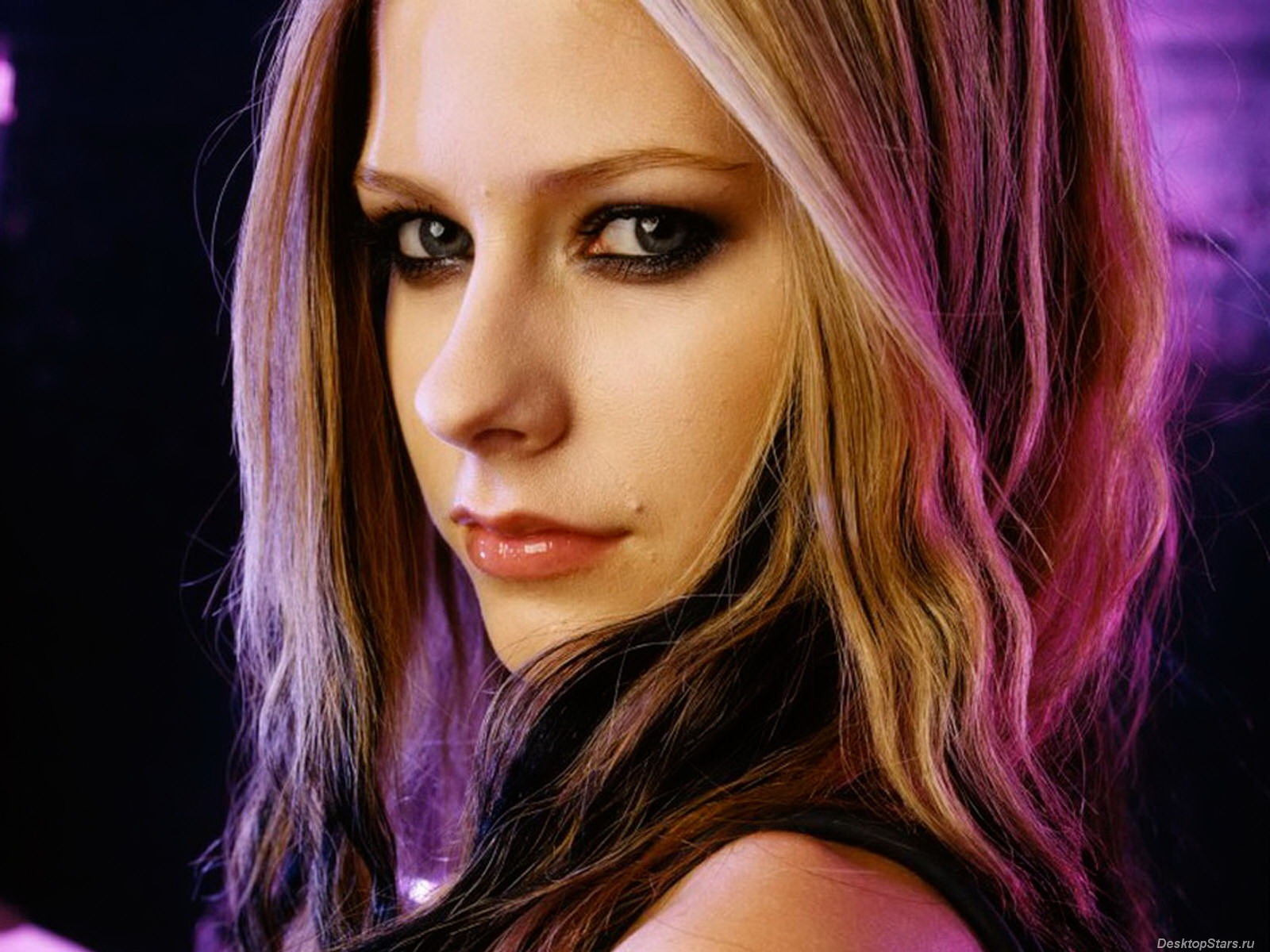 Avril Lavigne krásnou tapetu (3) #25 - 1600x1200