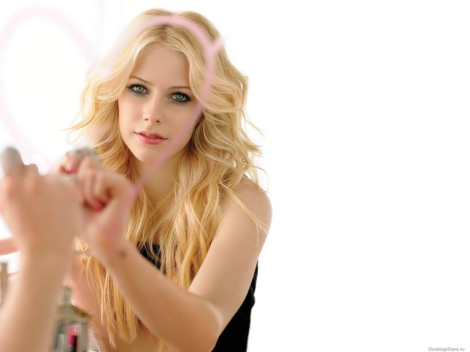 Avril Lavigne krásnou tapetu (3) #39 - 1600x1200