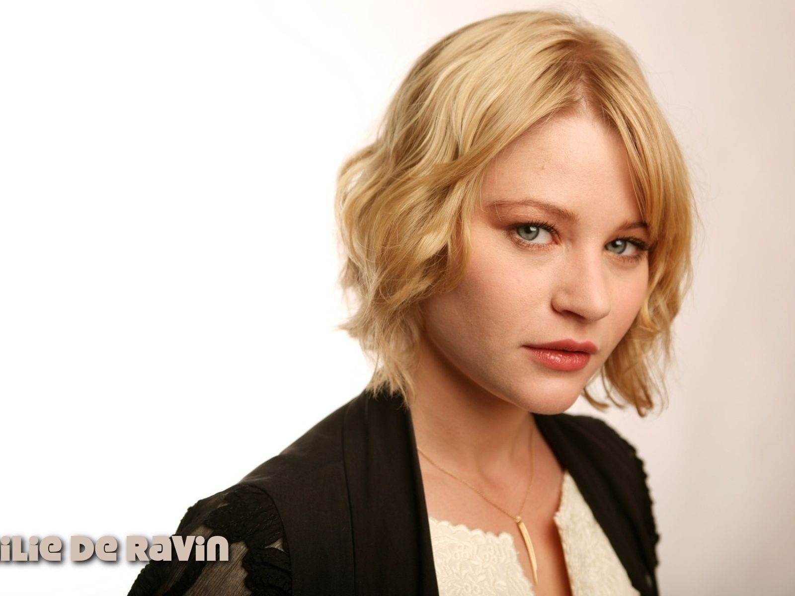 Emilie de Ravin krásnou tapetu #9 - 1600x1200