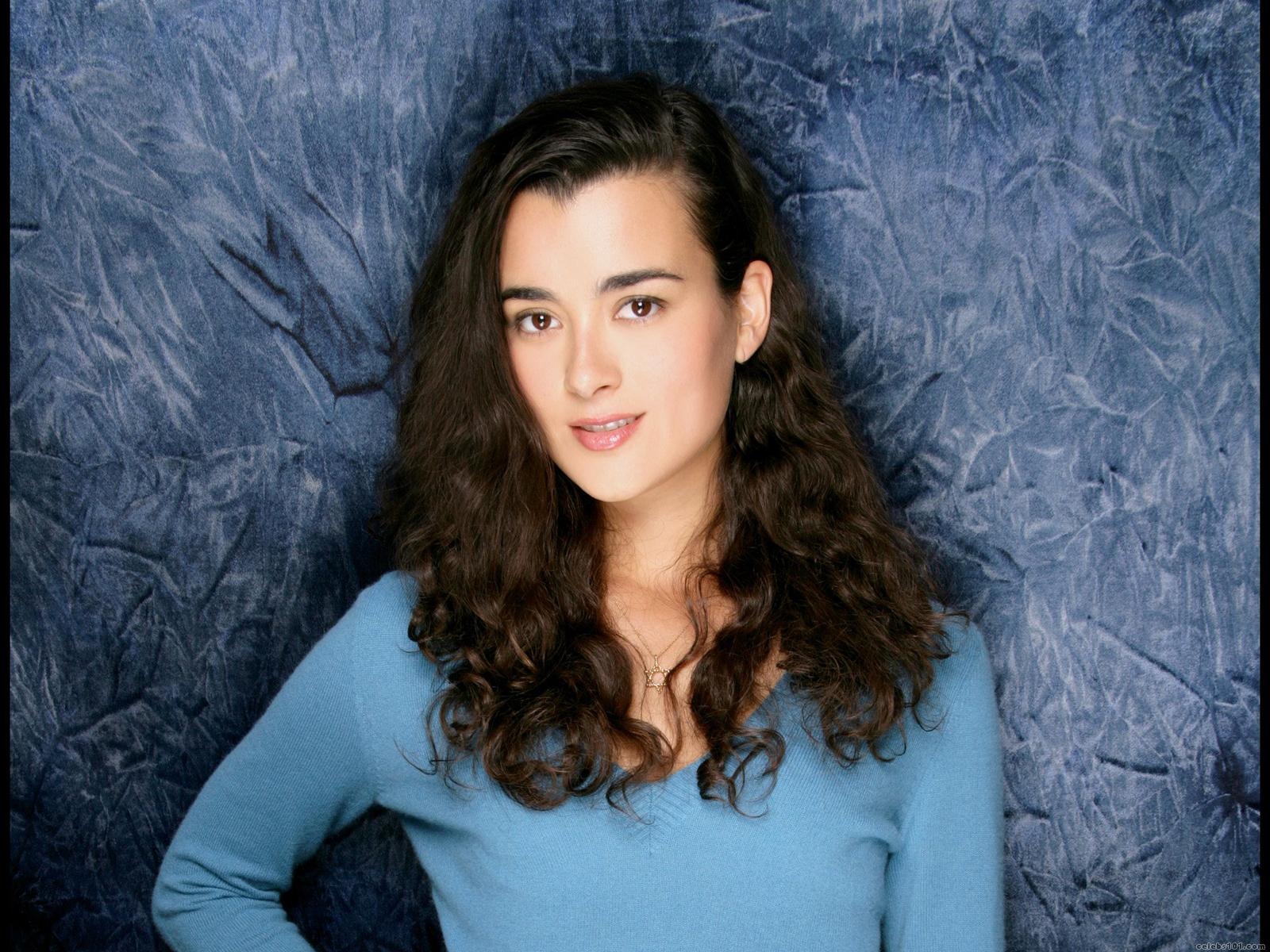 Cote de Pablo beautiful wallpaper #5 - 1600x1200