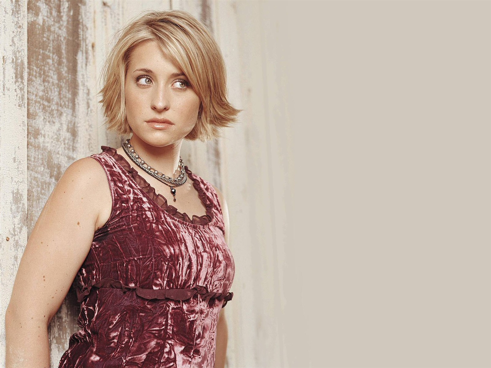 Allison Mack beautiful wallpaper #4 - 1600x1200