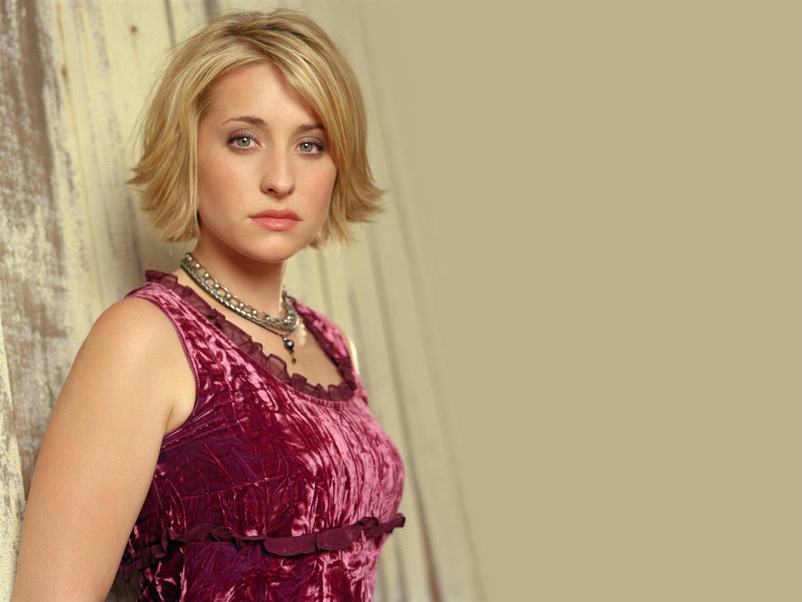 Allison Mack beautiful wallpaper #5 - 1600x1200