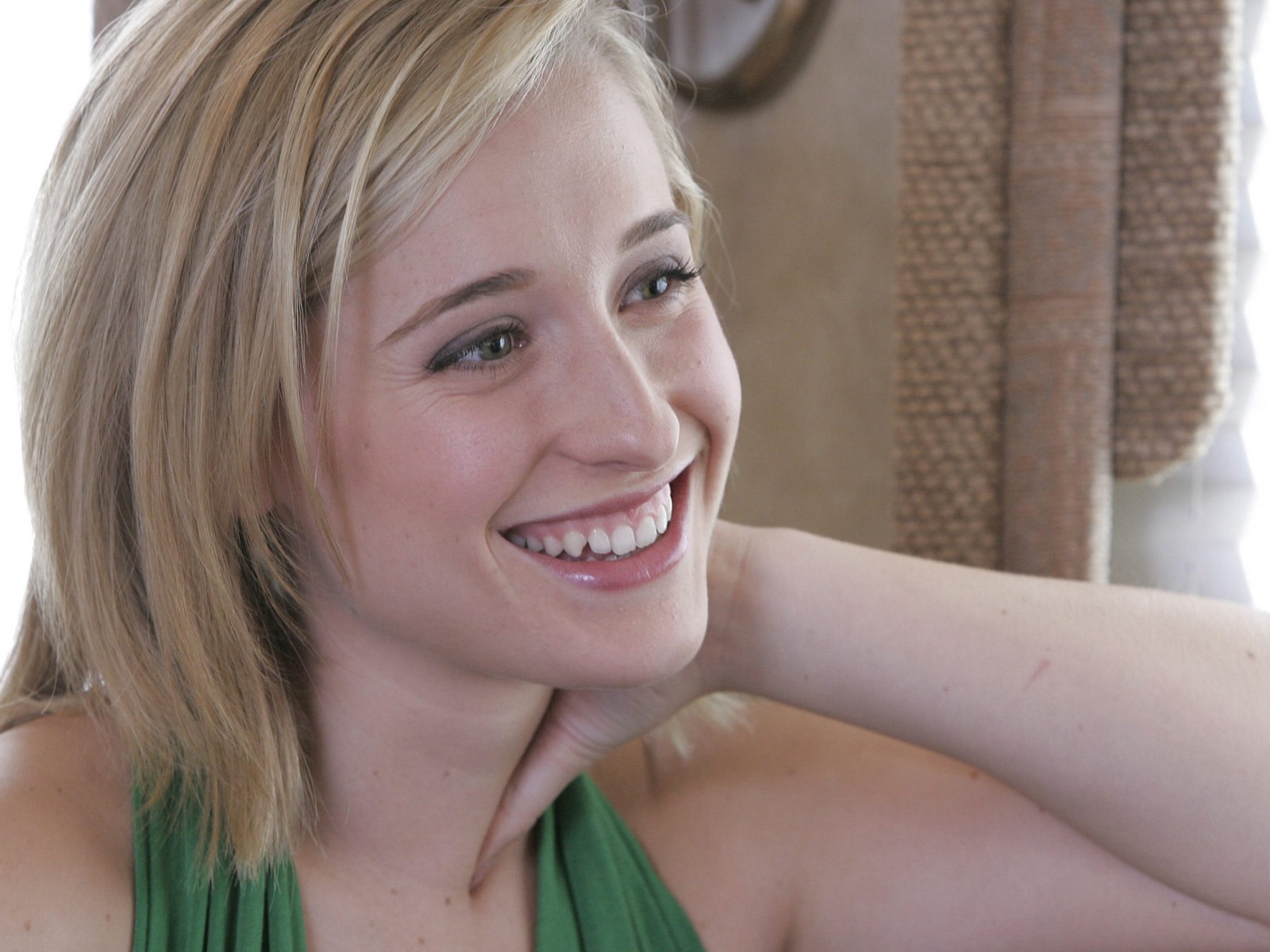 Allison Mack beautiful wallpaper #15 - 1600x1200