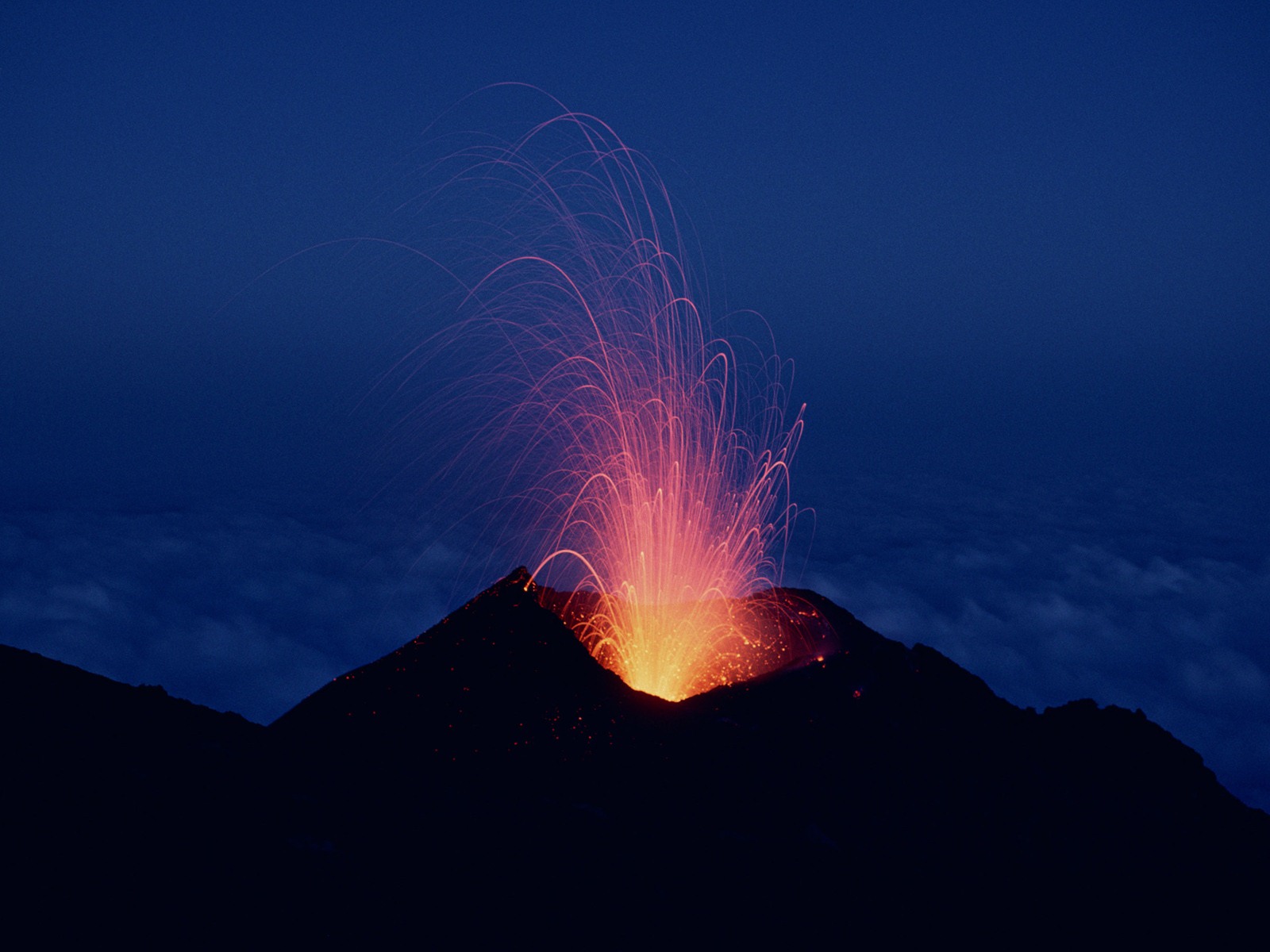 Volcanic eruption of the magnificent landscape wallpaper #11 - 1600x1200