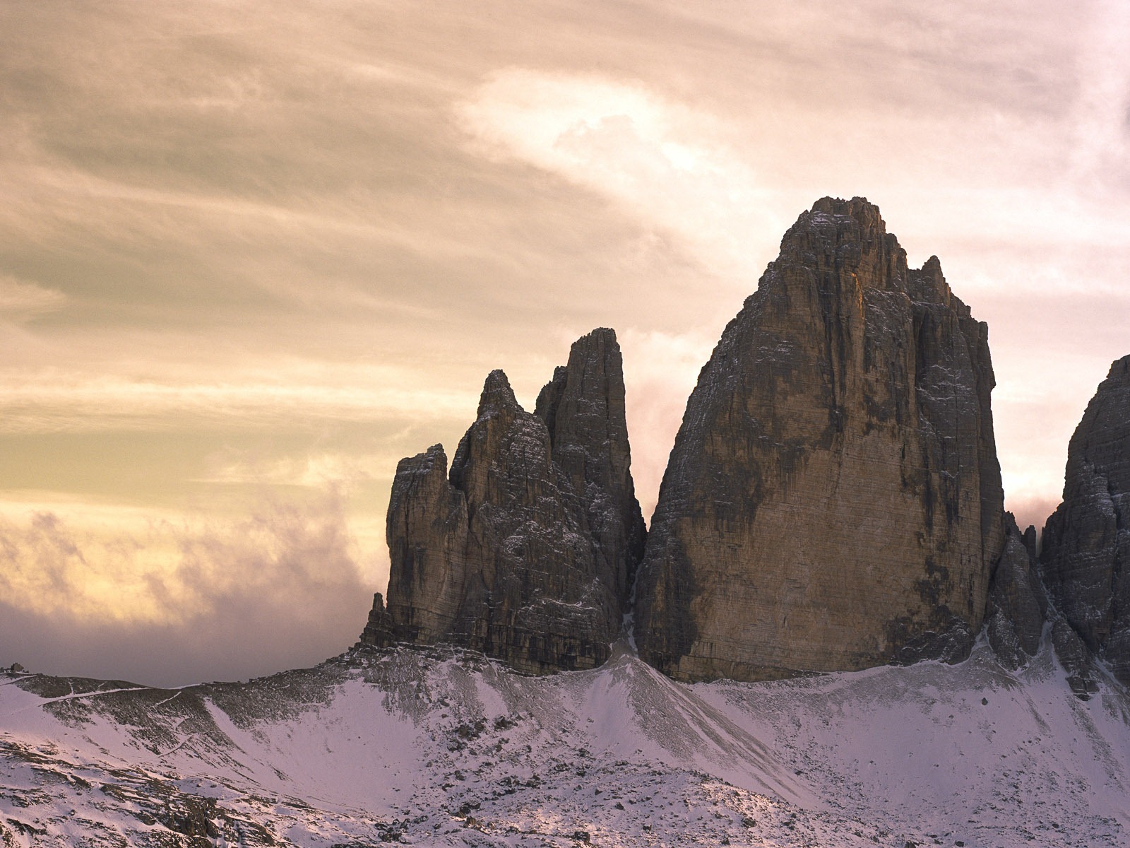 Windows 8 official panoramic wallpaper, waves, forests, majestic mountains #13 - 1600x1200