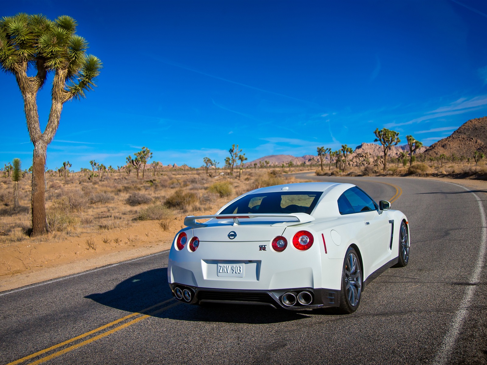 2013 Nissan GT-R R35 USA version 日产 美国版 高清壁纸4 - 1600x1200