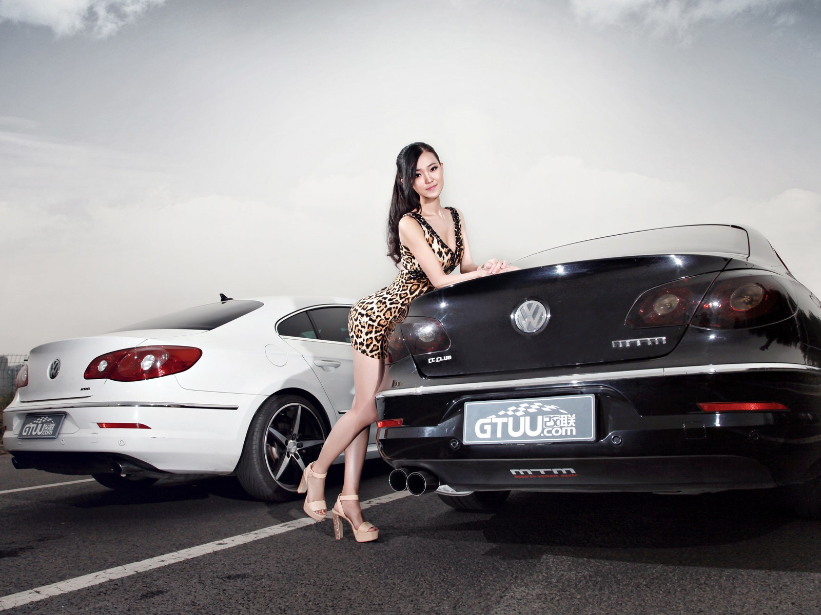 Beautiful leopard dress girl with Volkswagen sports car wallpapers #7 - 1600x1200