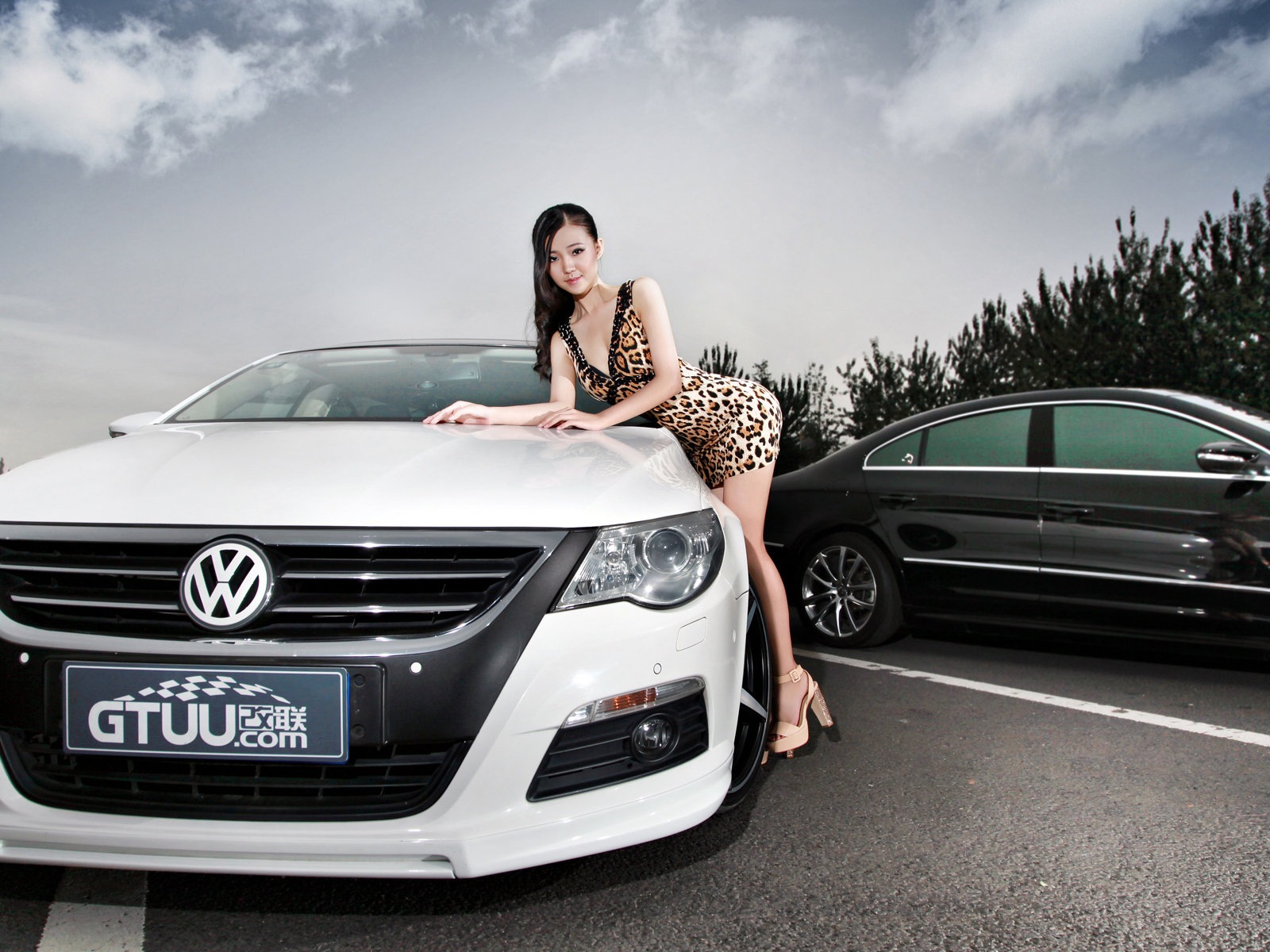 Beautiful leopard dress girl with Volkswagen sports car wallpapers #10 - 1600x1200