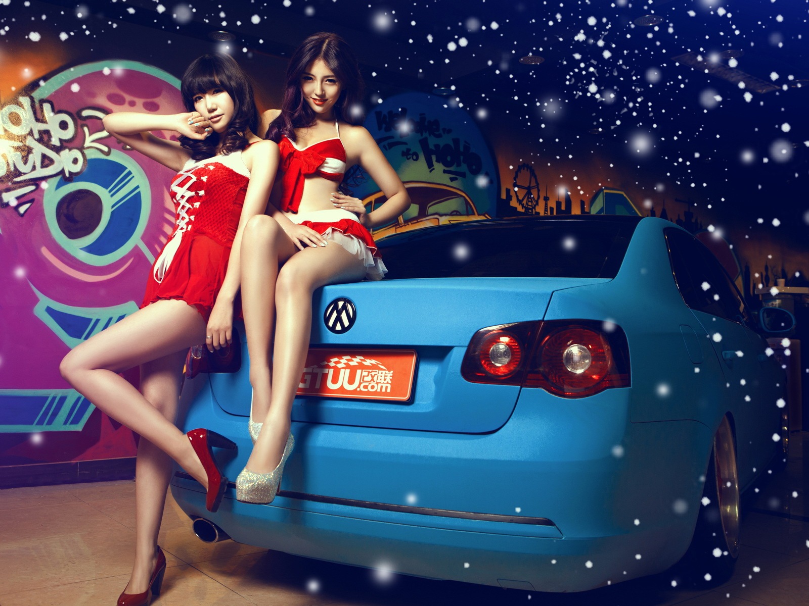 신년 축제 빨간 드레스 아름다운 자동차 모델의 HD 배경 화면 #6 - 1600x1200