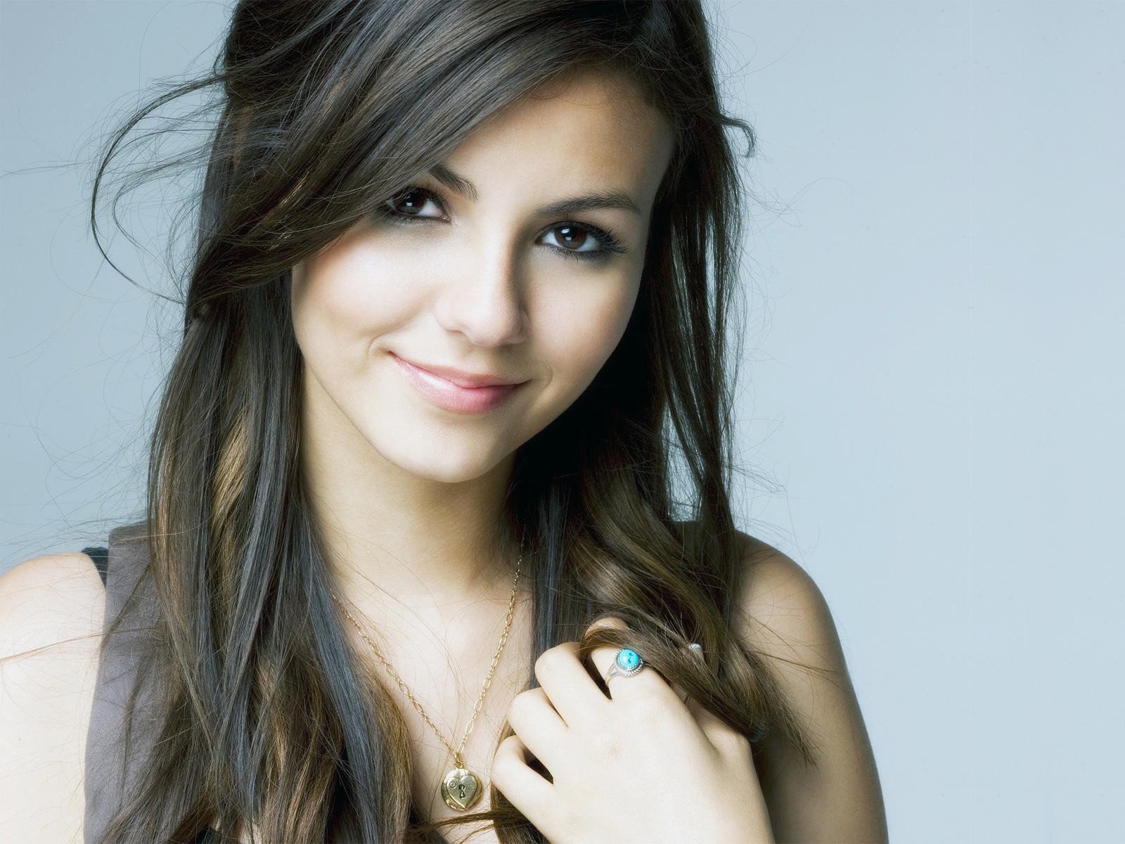 Victoria Justice beautiful wallpapers #6 - 1600x1200