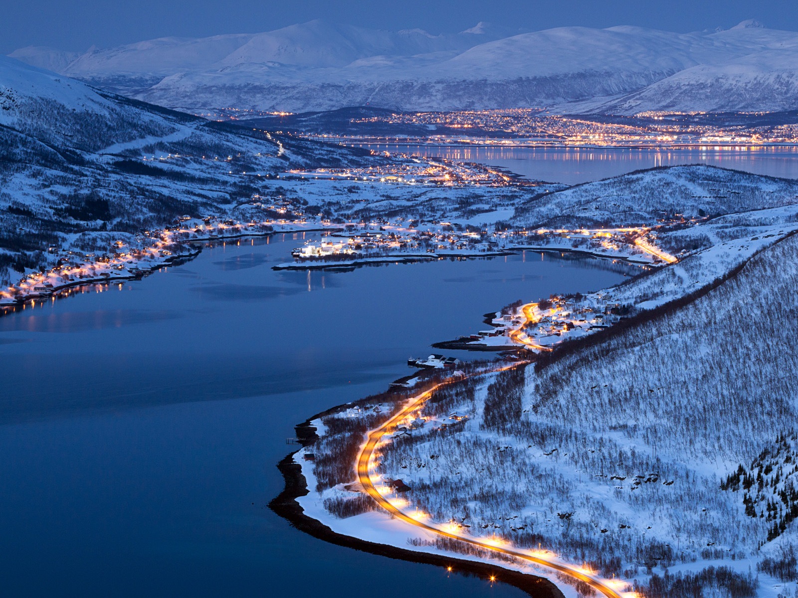 Windows 8 主題高清壁紙：冬季雪的夜景 #3 - 1600x1200