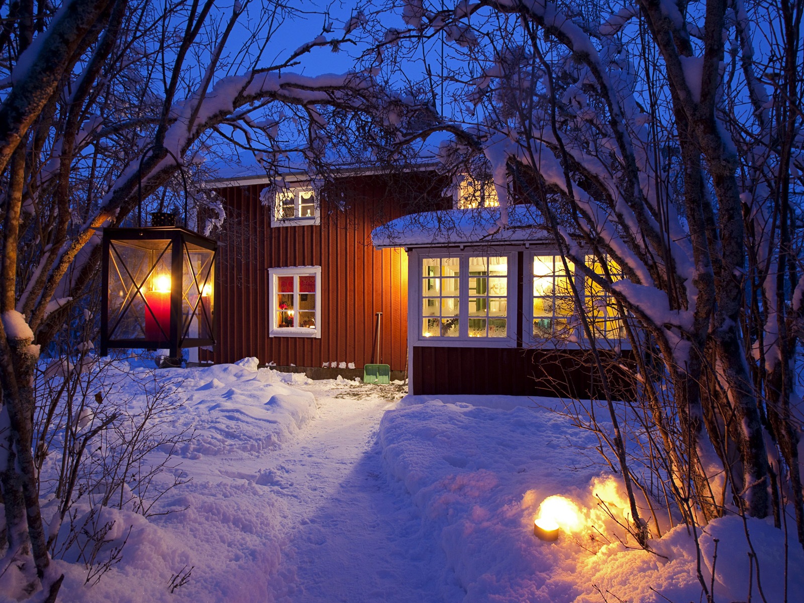 Windows 8 主题高清壁纸：冬季雪的夜景9 - 1600x1200