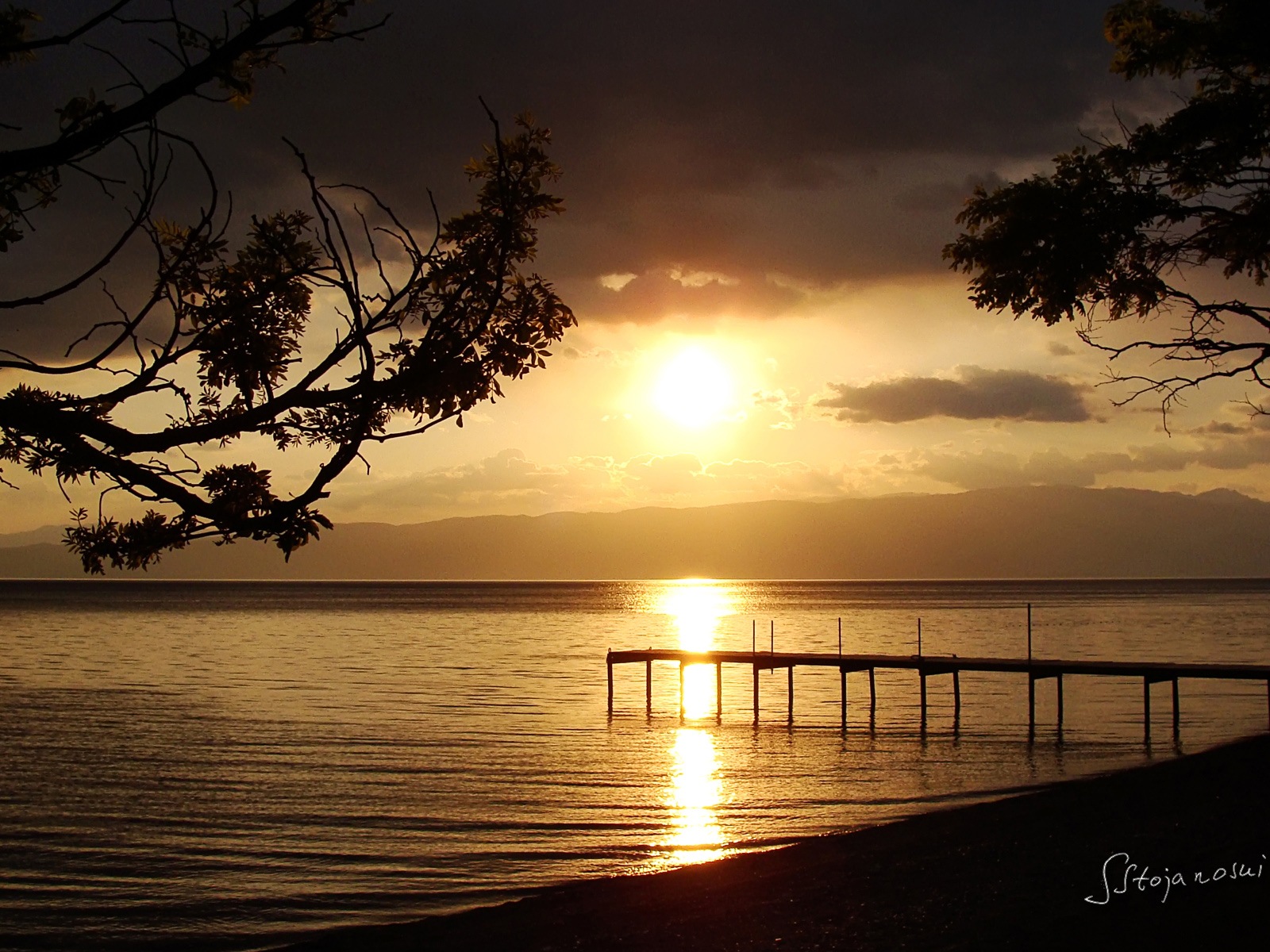 Après le coucher du soleil, le lac d'Ohrid, fonds d'écran Windows 8 thème HD #8 - 1600x1200