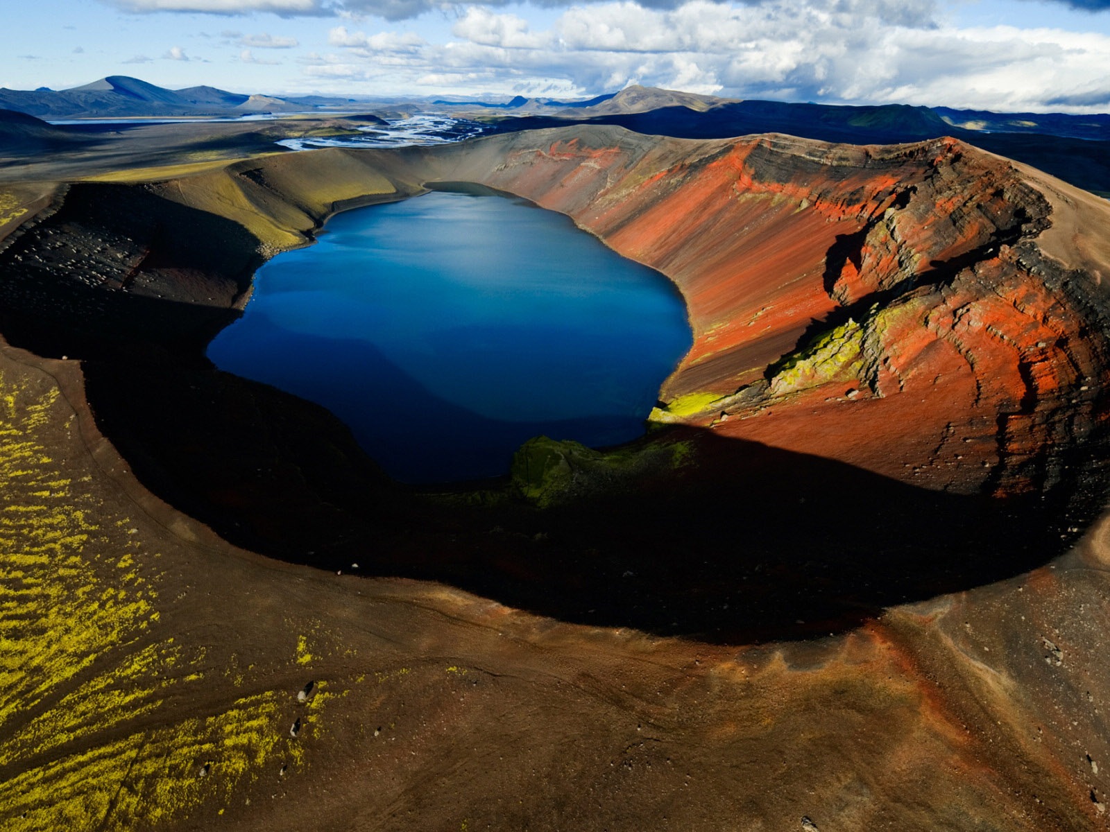 Volcanic lake landscape HD wallpapers #2 - 1600x1200
