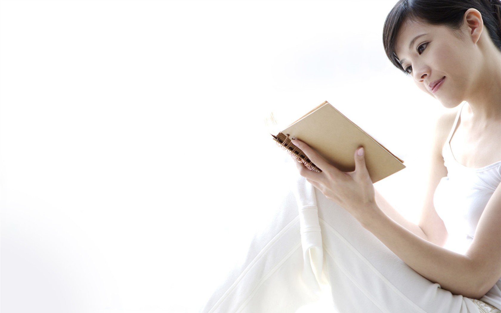 Modern woman's life wallpaper (2) #12 - 1680x1050