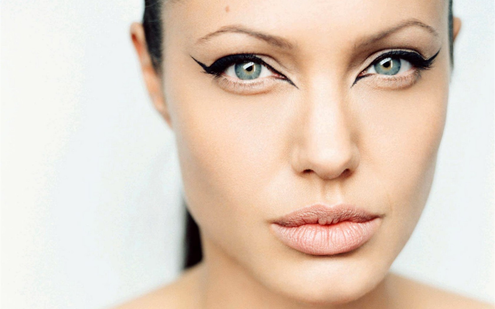 Angelina Jolie wallpaper #15 - 1680x1050