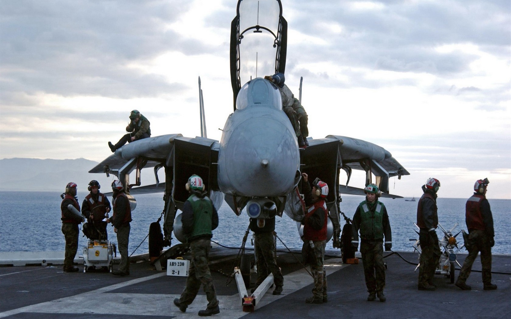 U. S. Navy F14 Tomcat bojovník #41 - 1680x1050