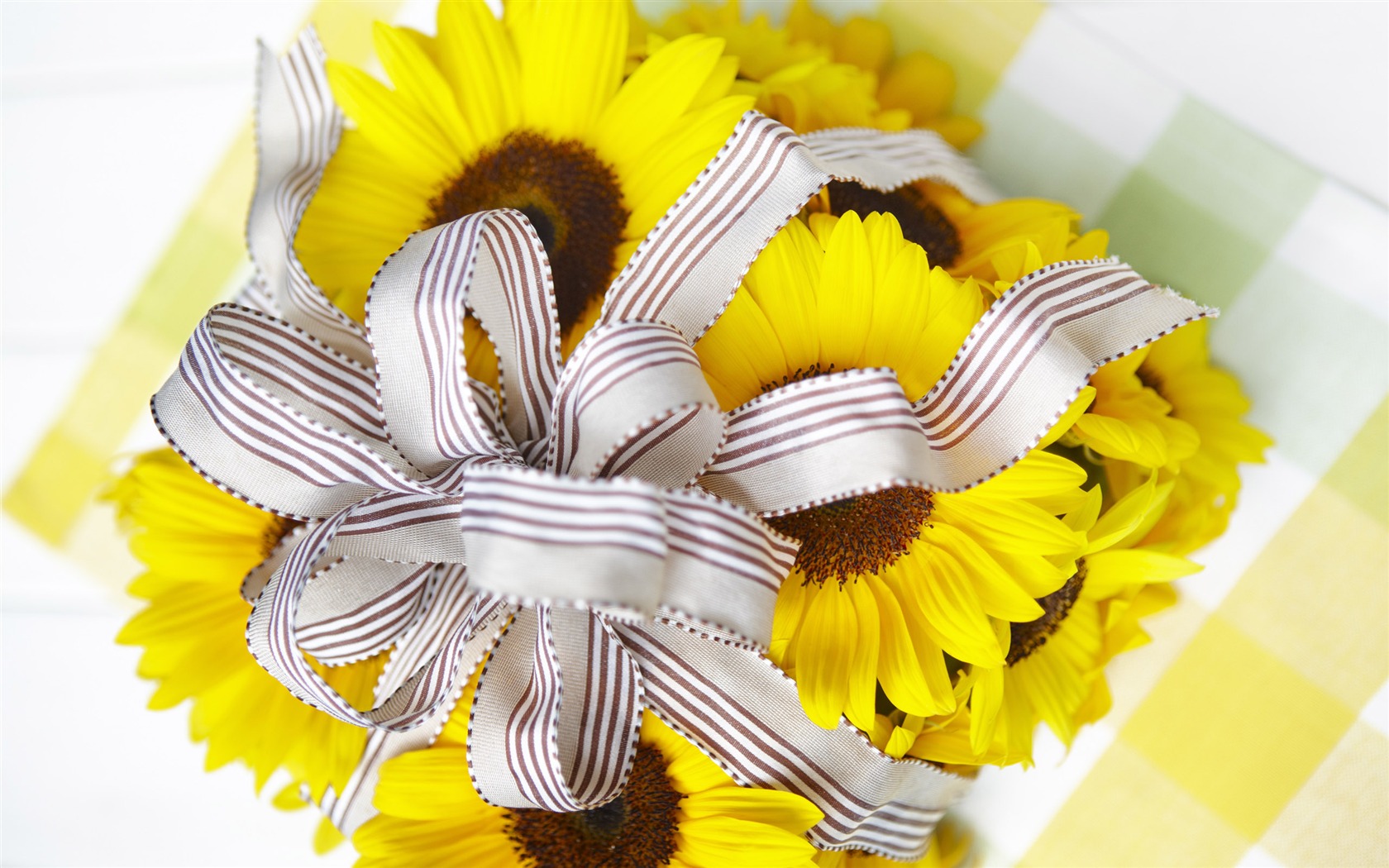 Flowers Gifts HD Wallpapers (1) #4 - 1680x1050