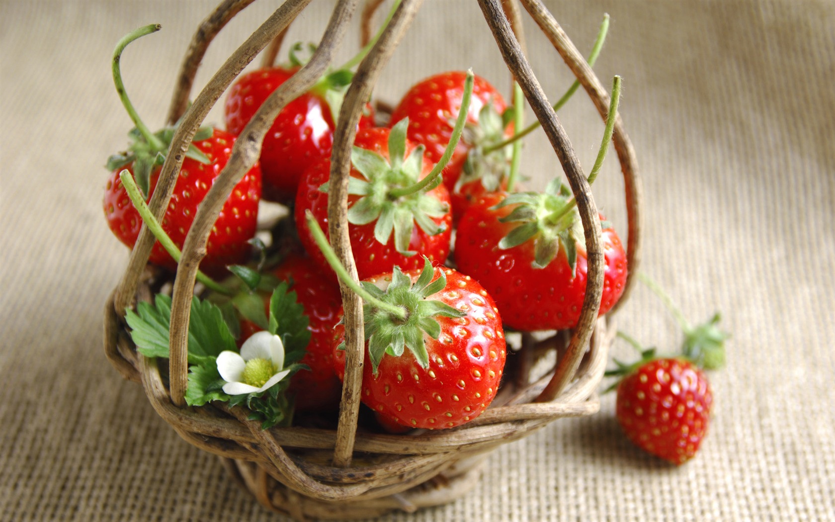 HD wallpaper fresh strawberries #12 - 1680x1050