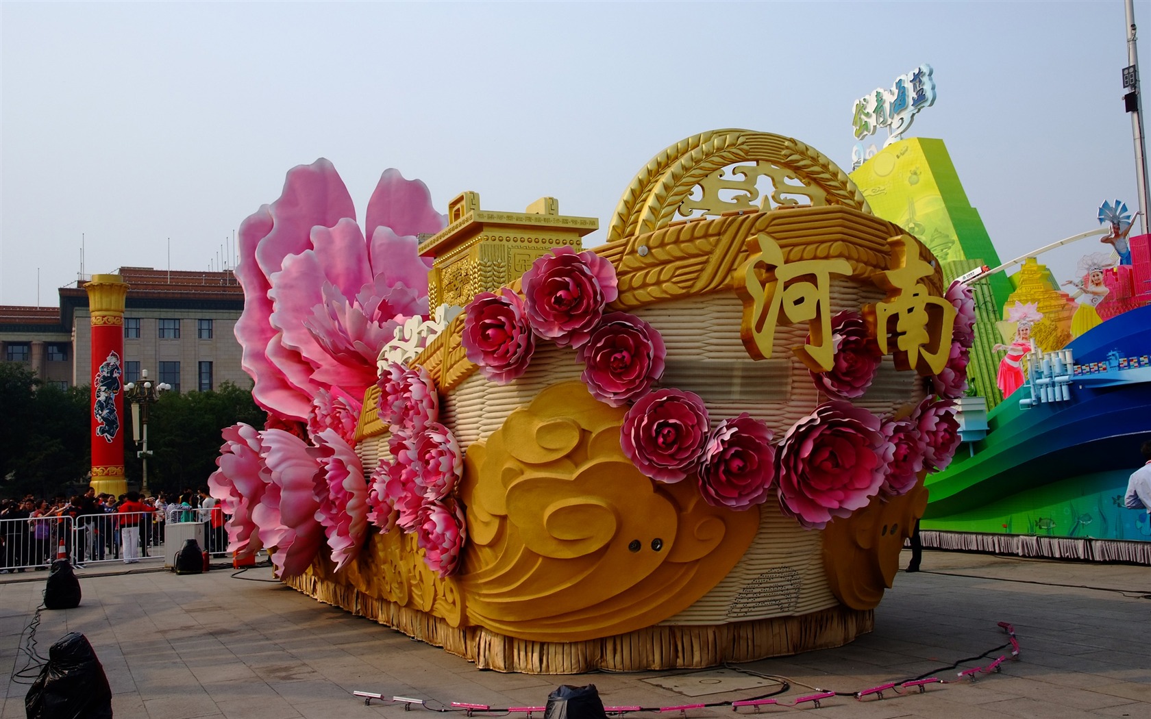 Costumes, Tiananmen Square (rebar works) #16 - 1680x1050