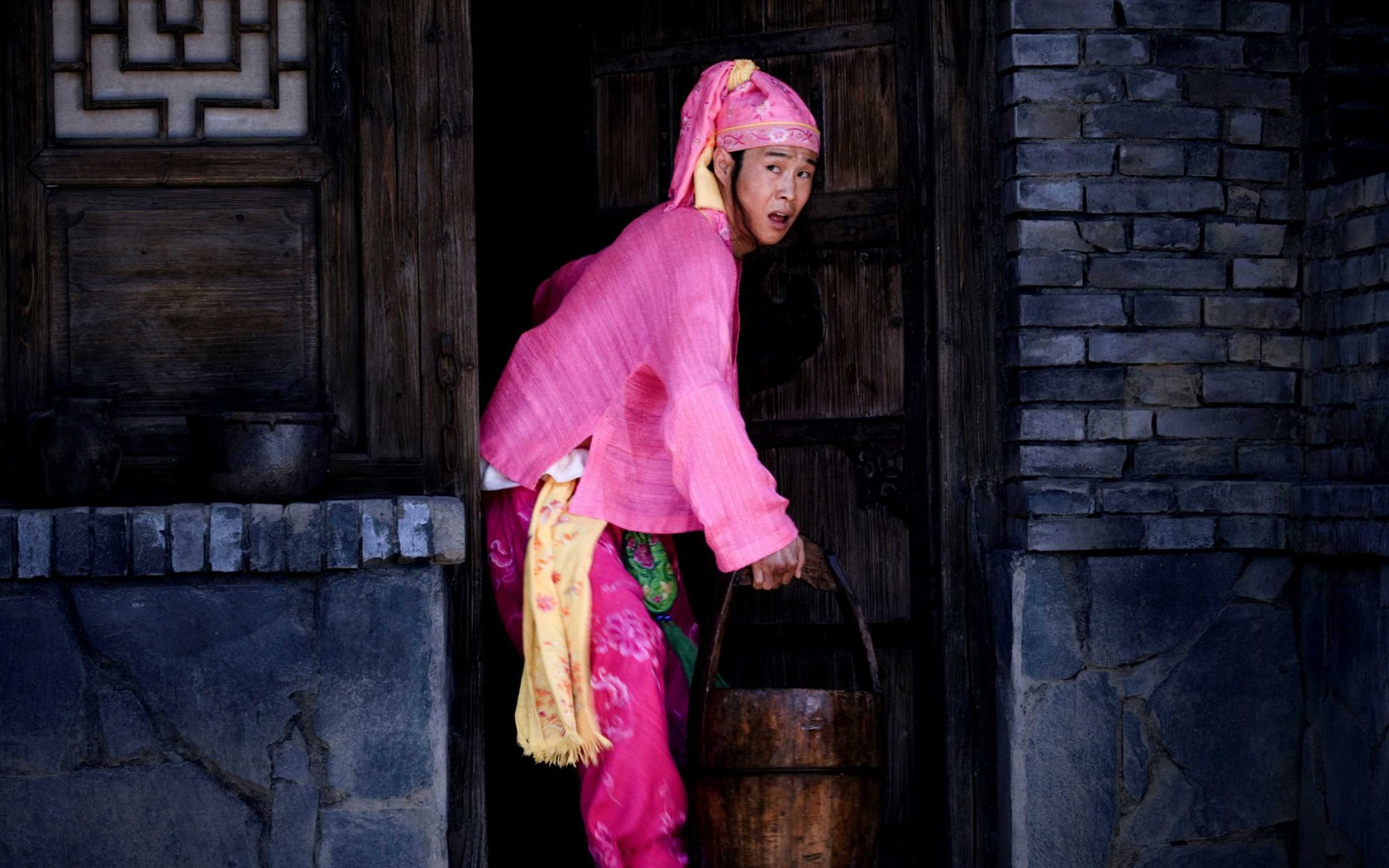 Une femme, un fusil et un fond d'écran HD Noodle Shop #4 - 1680x1050