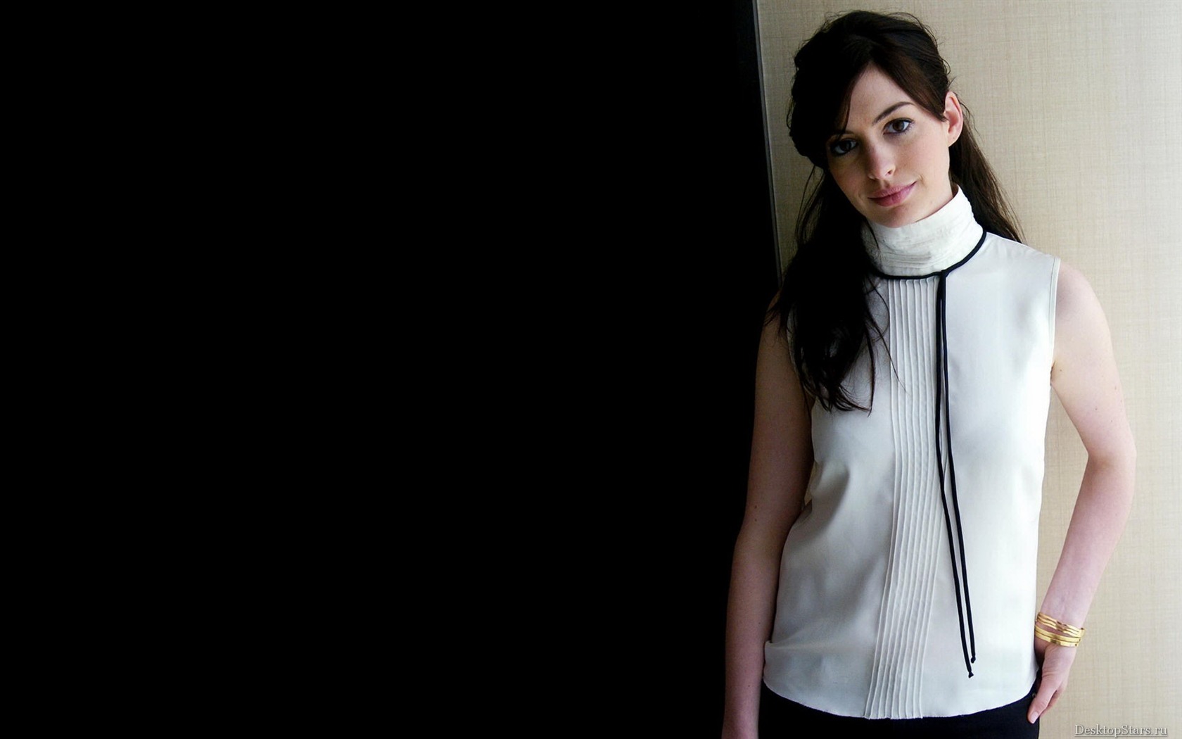 Anne Hathaway beautiful wallpaper (2) #5 - 1680x1050