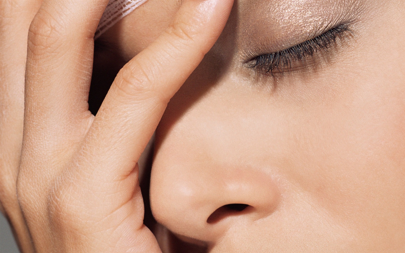 Women face close-up wallpaper (2) #12 - 1680x1050