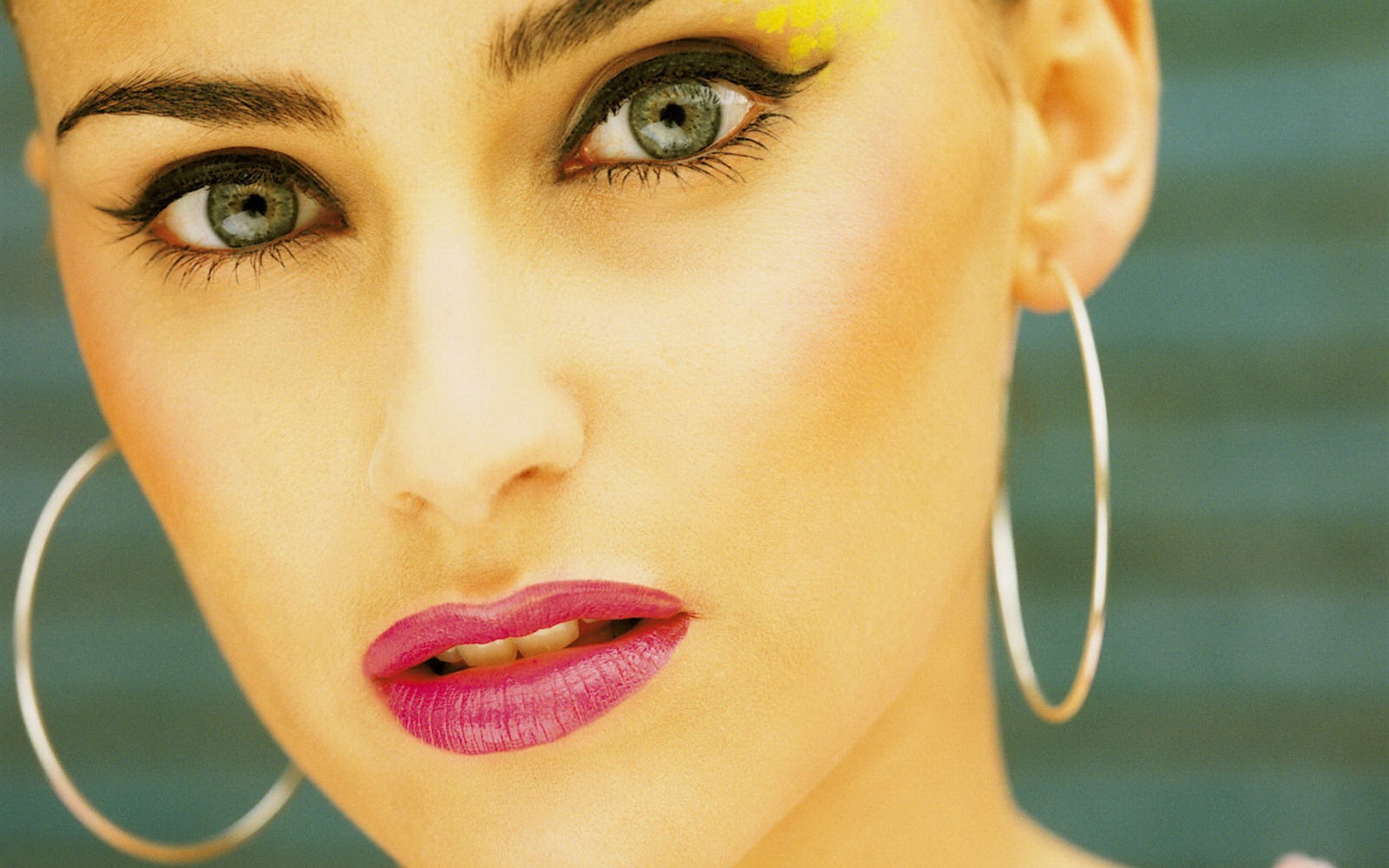Nelly Furtado tapety krásná #14 - 1680x1050