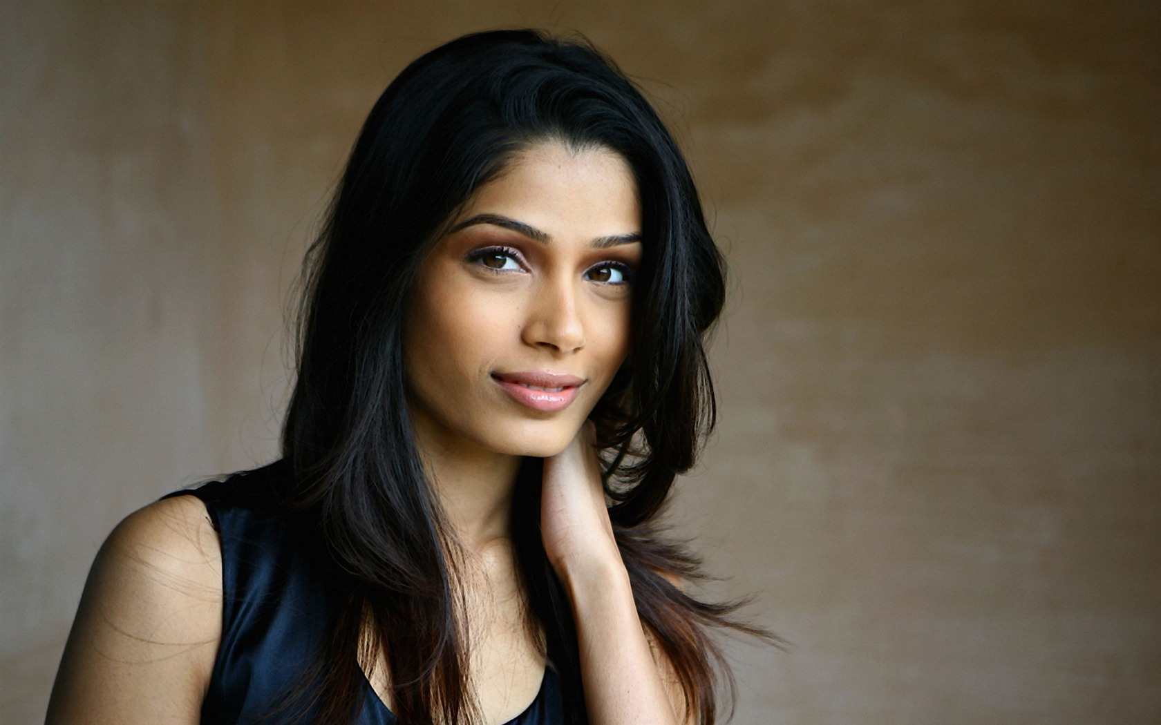 Freida Pinto hermoso fondo de pantalla #6 - 1680x1050