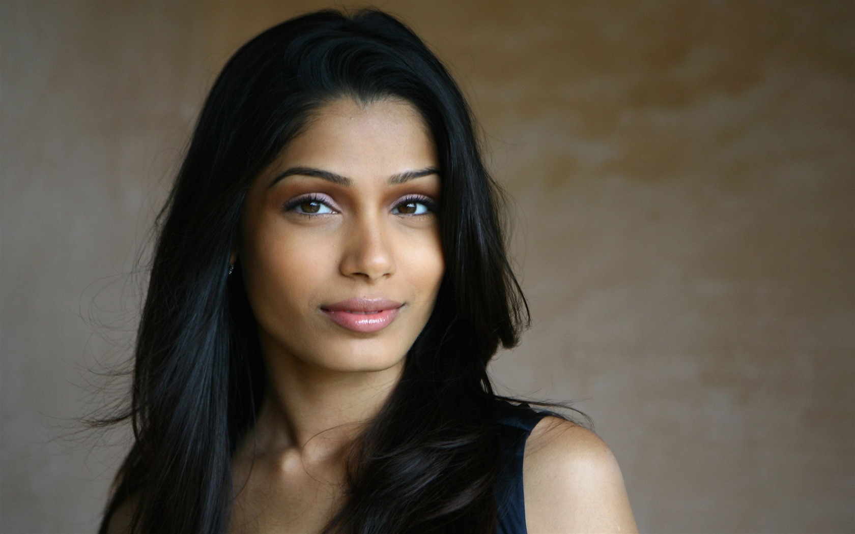 Freida Pinto 芙蕾達·平托 美女壁紙 #9 - 1680x1050