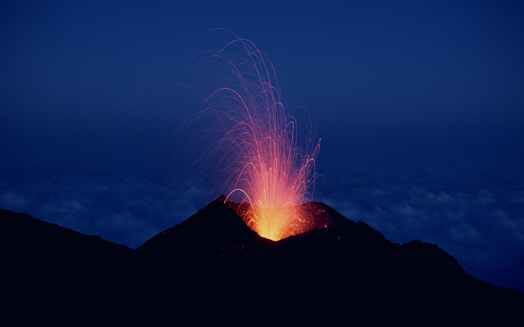 Sopečná erupce nádherné krajiny tapety #11 - 1680x1050