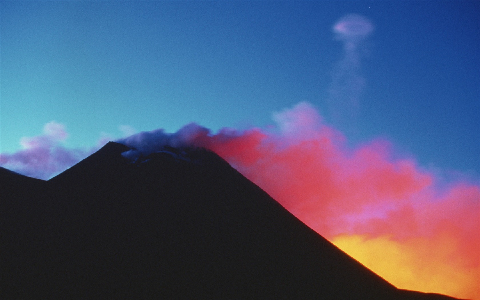 Sopečná erupce nádherné krajiny tapety #14 - 1680x1050