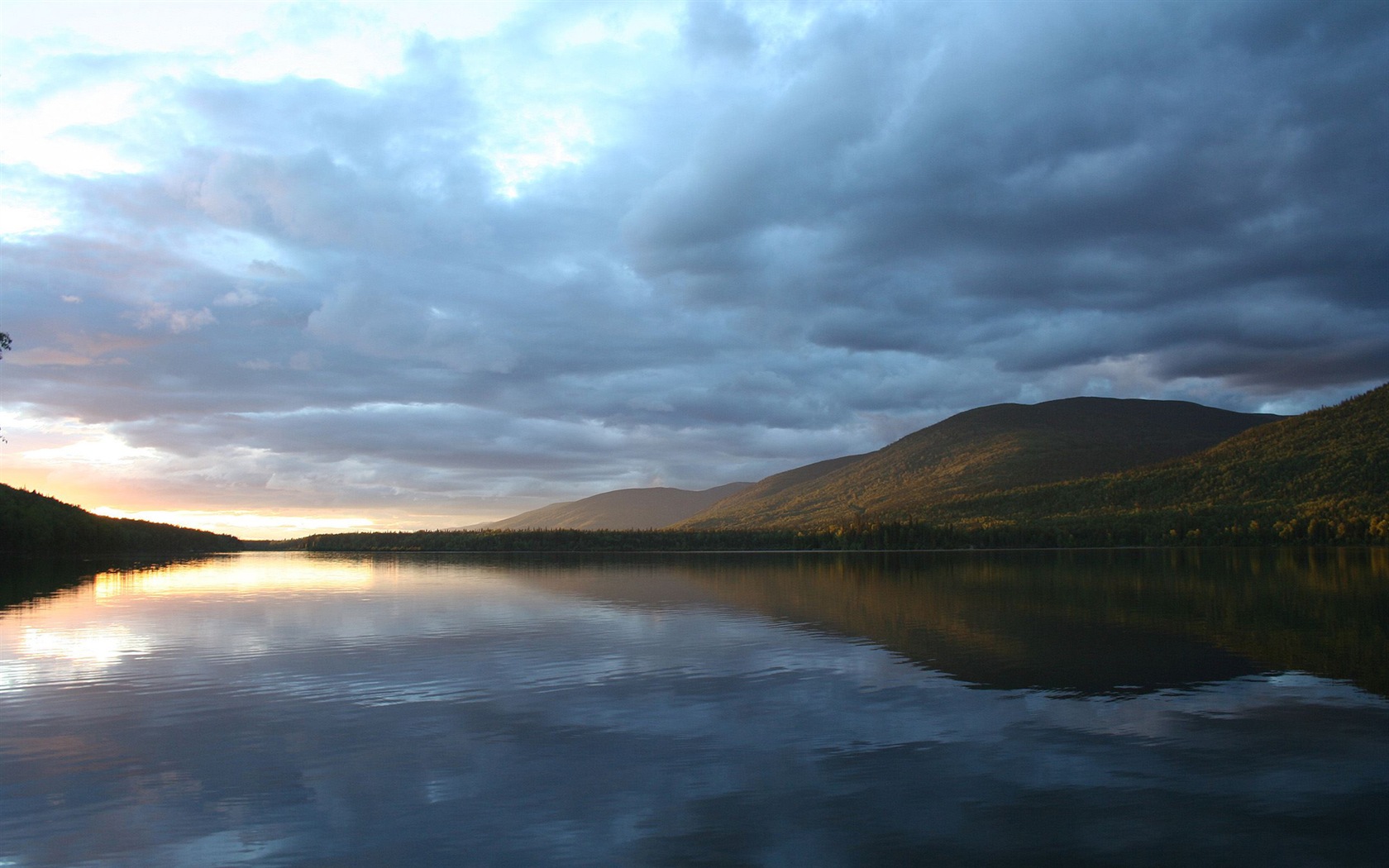 Réflexion dans le fond d'un paysage naturel de l'eau #5 - 1680x1050