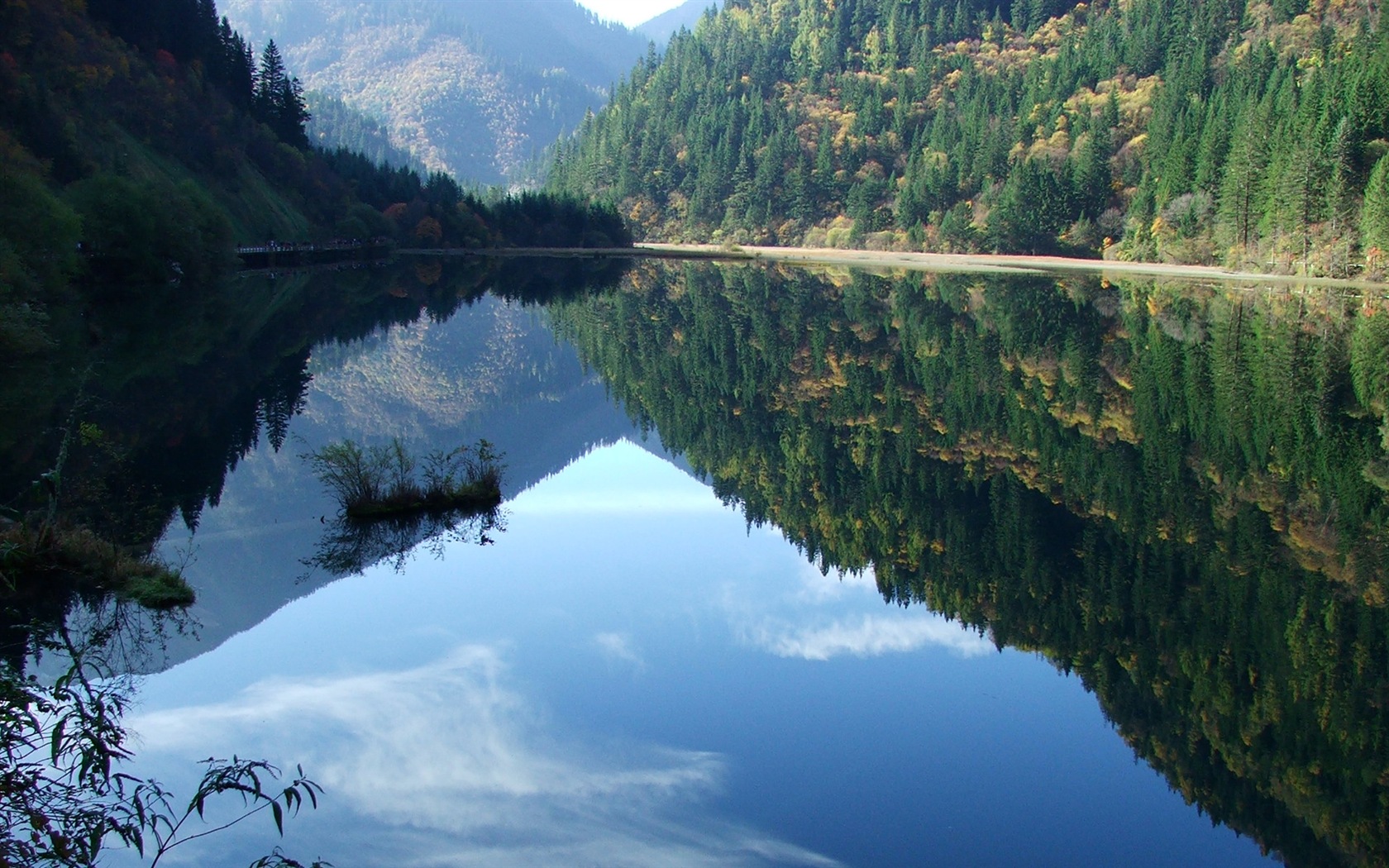 Réflexion dans le fond d'un paysage naturel de l'eau #16 - 1680x1050